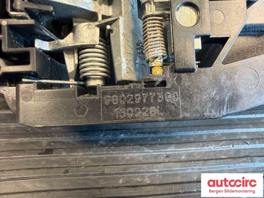 Dørhåndtak utv venstre foran til Peugeot Partner 2019-->> (Type III) (PEUGEOT|16 092 407 80|98 029 773 80|)