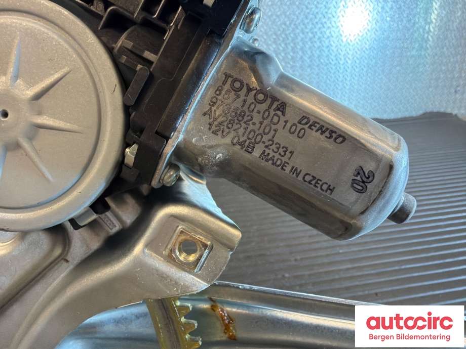 Ruteheis venstre bak til Toyota Yaris 2014-2020 (Type III, Fase 2)  (TOYOTA|698400D220|)
