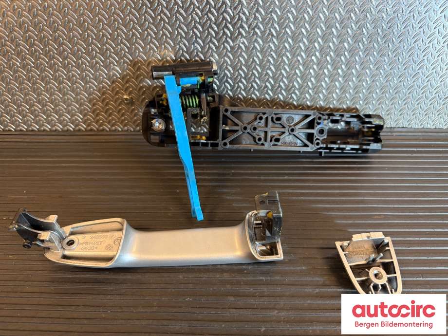 Dørhåndtak utv venstre bak til Toyota Yaris 2014-2020 (Type III, Fase 2) (TOYOTA|692110D904|692040D090|)