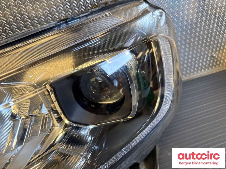 Frontlykt venstre halogen til Ford Ranger / Ranger Raptor 2015-2022 (FORD|2416136|JB3B-13E015-BA|)