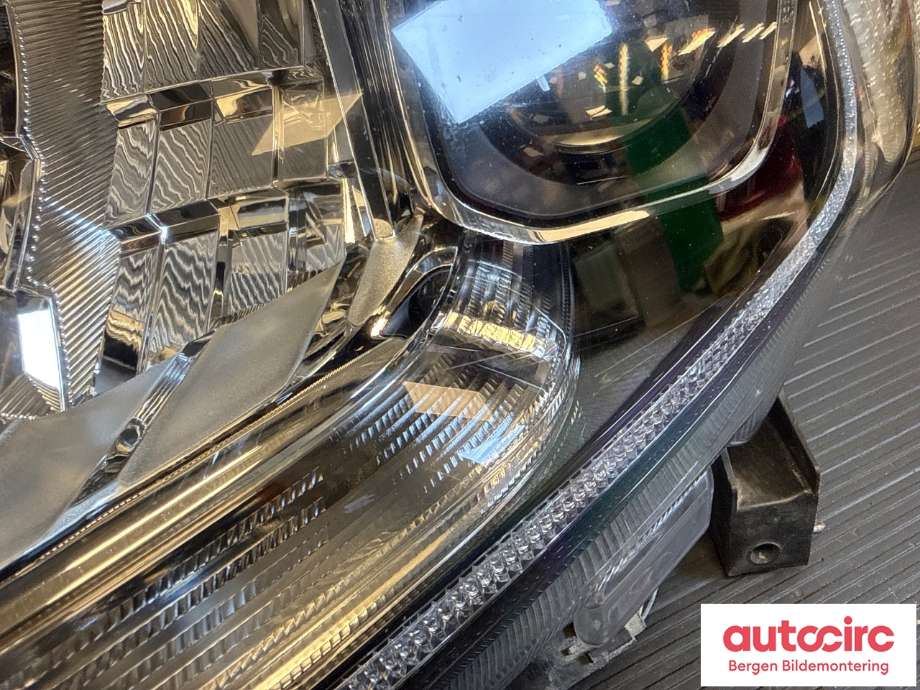 Frontlykt venstre halogen til Ford Ranger / Ranger Raptor 2015-2022 (FORD|2416136|JB3B-13E015-BA|)
