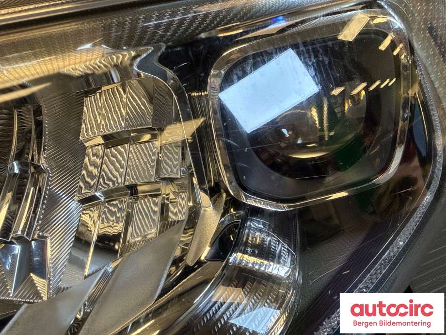 Frontlykt venstre halogen til Ford Ranger / Ranger Raptor 2015-2022 (FORD|2416136|JB3B-13E015-BA|)