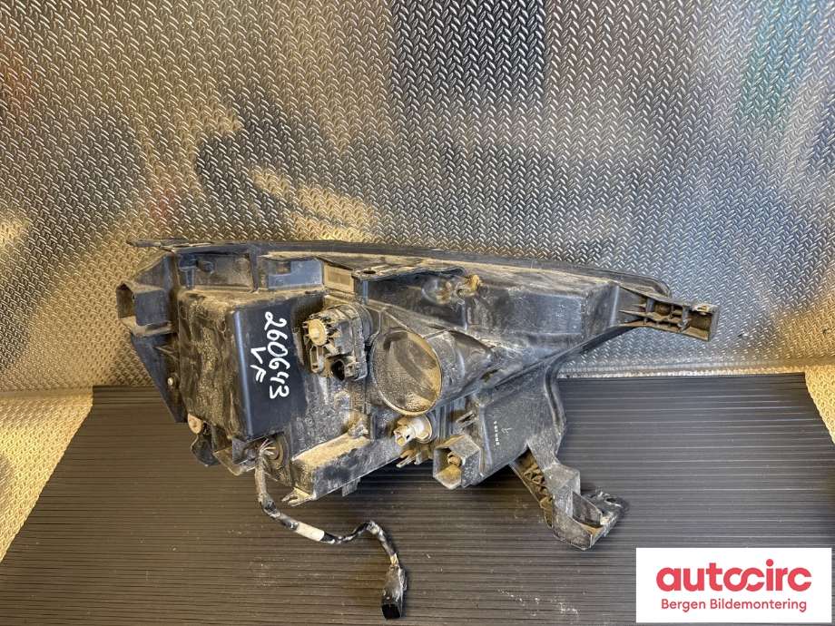 Frontlykt venstre halogen til Ford Ranger / Ranger Raptor 2015-2022 (FORD|2416136|JB3B-13E015-BA|)