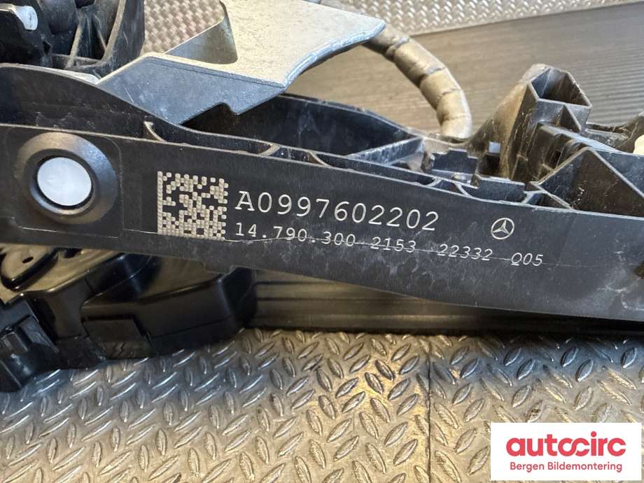 Låsekasse høyre bak til Mercedes EQB 2022-->>  (MERCEDES|A 099 730 56 02|A 099 730 33 01|)
