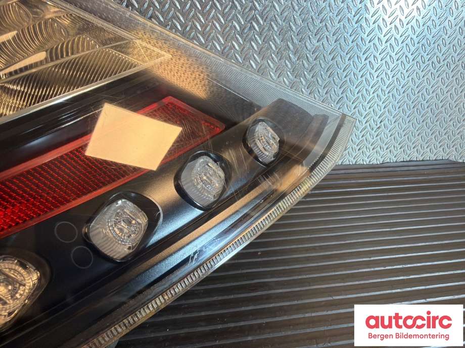 Baklykt venstre til Toyota Yaris 2012-2014 (Type III, Fase 1)  (TOYOTA|815610D390|)