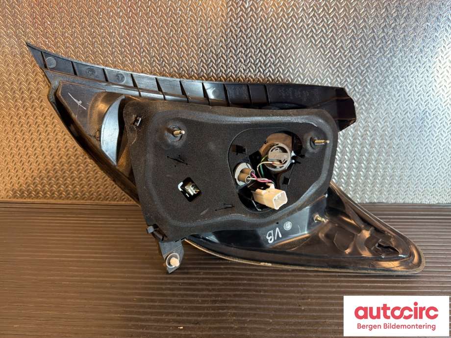 Baklykt venstre til Toyota Yaris 2012-2014 (Type III, Fase 1)  (TOYOTA|815610D390|)