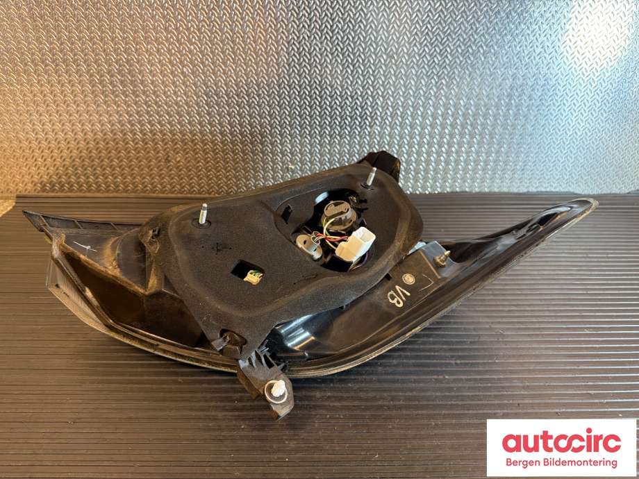 Baklykt venstre til Toyota Yaris 2012-2014 (Type III, Fase 1)  (TOYOTA|815610D390|)