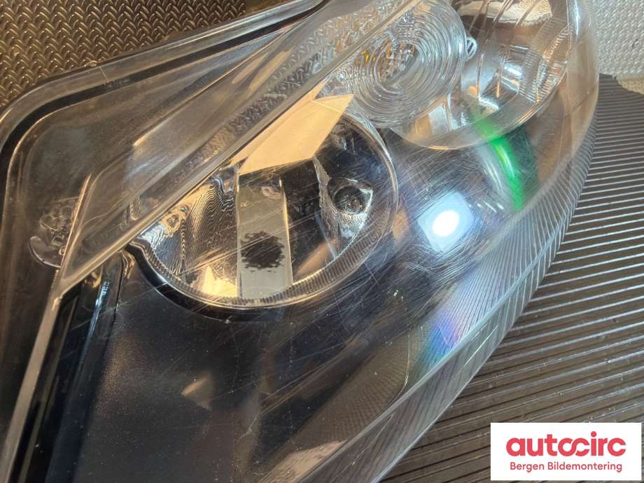 Frontlykt venstre halogen til VW Golf VI 2008-2012  (VOLKSWAGEN|5K1 941 005 L||5K1 941 005 Q)
