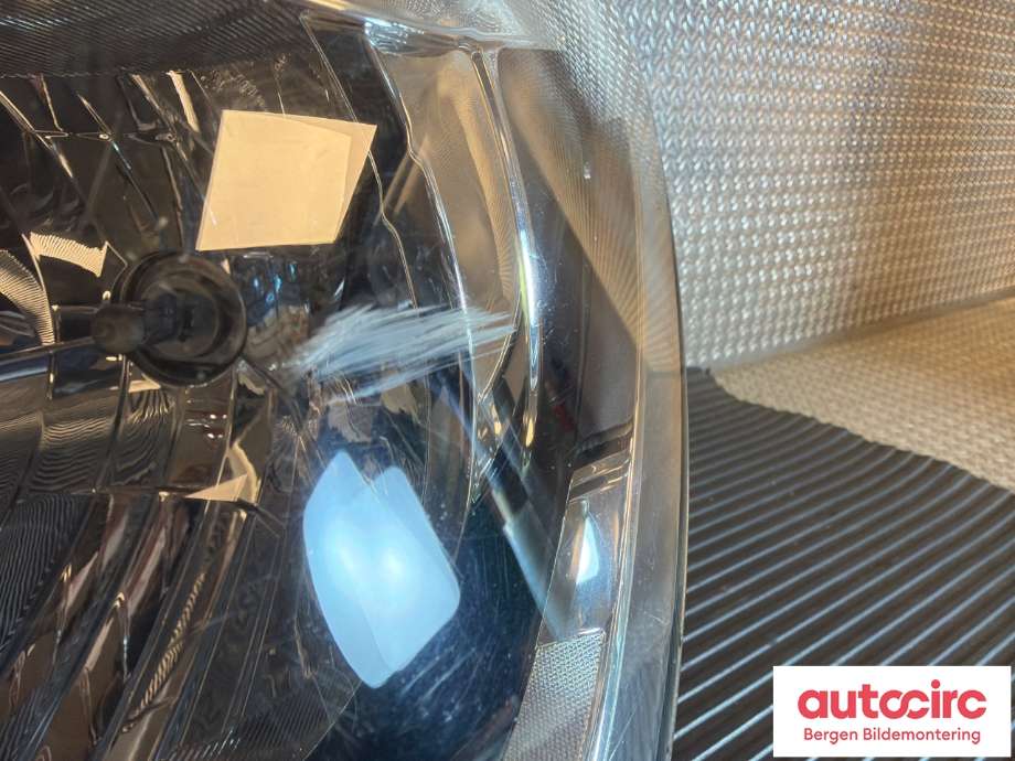 Frontlykt venstre halogen til VW Up 2012-2019 (VOLKSWAGEN|1S1 941 015 N|)
