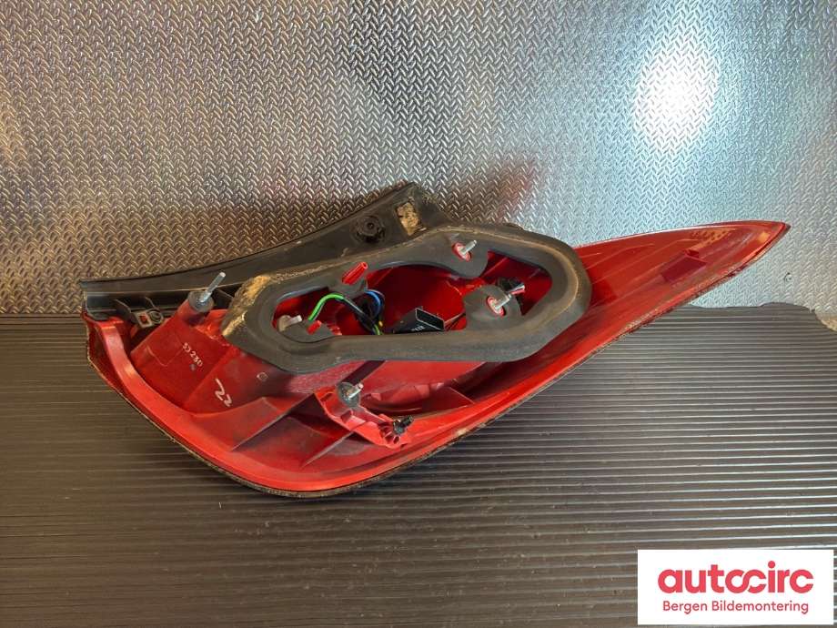 Baklykt venstre til Opel Mokka 2012-2016 (Type I, Fase 1)  (OPEL|95089714|42599461|)