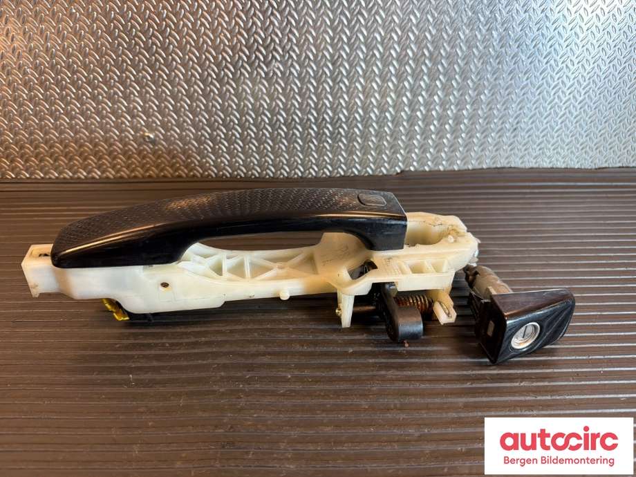 Dørhåndtak utv venstre foran til Kia Soul, 2014-2019 (Type II)  (KIA|82651B27109H)