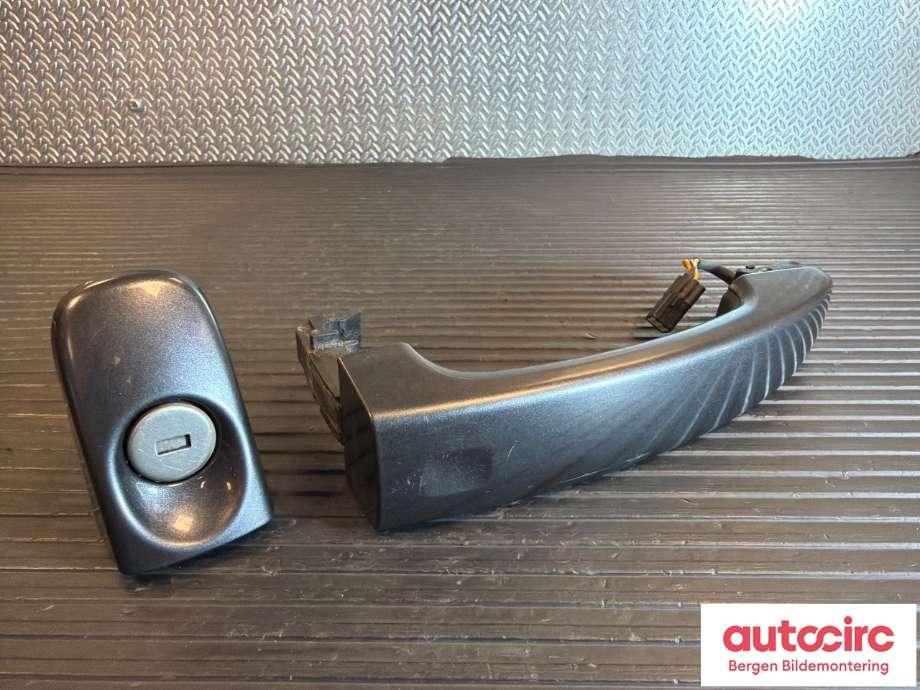 Dørhåndtak utv venstre foran til Ford Ranger / Ranger Raptor 2015-2022 (FORD|2281426|JB3B-2122400-ABPRAA|)