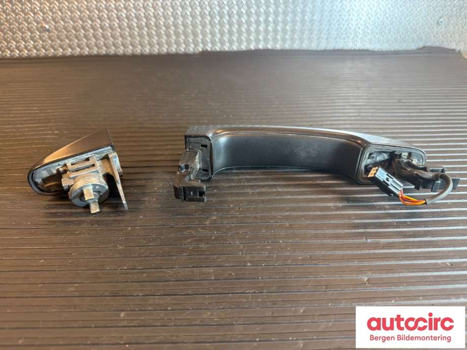 Dørhåndtak utv venstre foran til Ford Ranger / Ranger Raptor 2015-2022 (FORD|2281426|JB3B-2122400-ABPRAA|)
