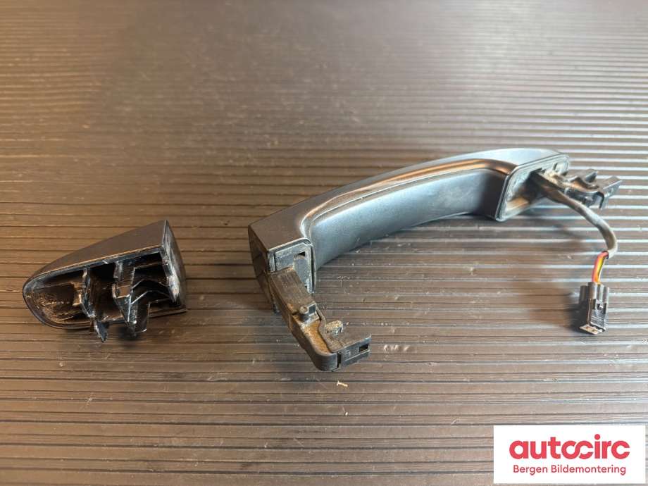 Dørhåndtak utv høyre foran til Ford Ranger / Ranger Raptor 2015-2022  (FORD|2281426|JB3B-2122400-ABPRAA|)