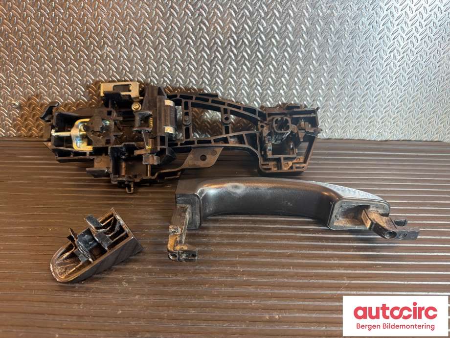 Dørhåndtak utv venstre bak til Ford Ranger / Ranger Raptor 2015-2022 (FORD|2004950|JB3B-26685-AG|EB3B-4122400-ABXWAA)