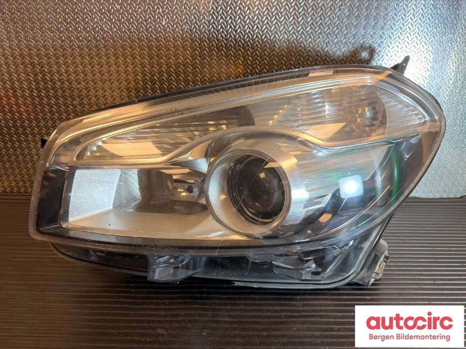 Frontlykt venstre halogen til Nissan Qashqai 2010-2014 (Type I, Fase 2) (NISSAN|26060BR00B|)