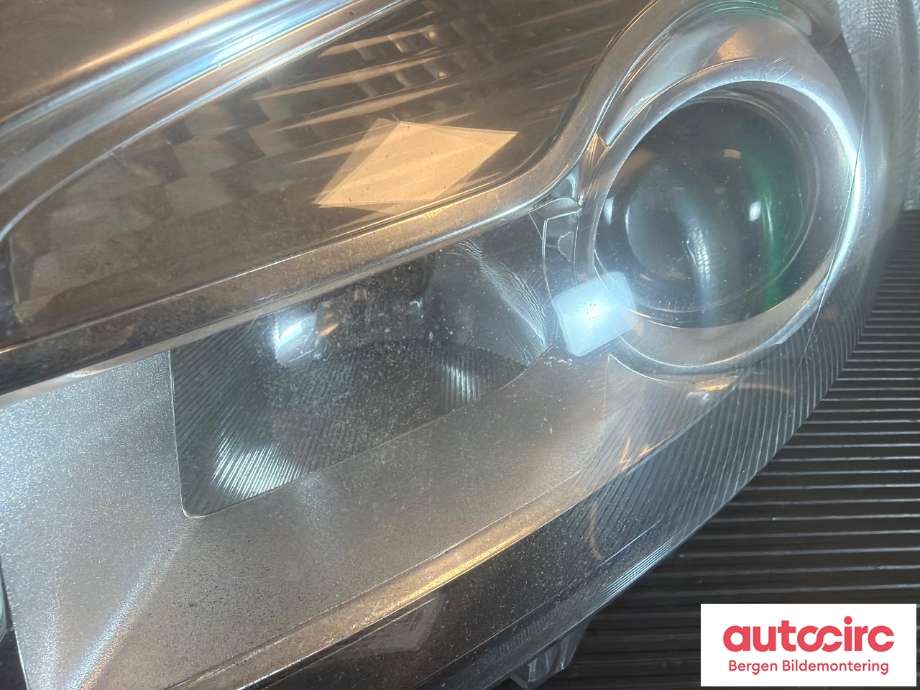 Frontlykt venstre halogen til Nissan Qashqai 2010-2014 (Type I, Fase 2) (NISSAN|26060BR00B|)