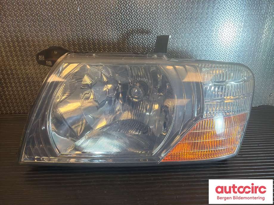 Frontlykt venstre halogen til Mitsubishi Pajero, 2000-2006 (Type III) (MITSUBISHI|MN133751)