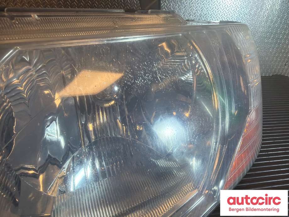 Frontlykt venstre halogen til Mitsubishi Pajero 2000-2006 (Type III) (MITSUBISHI|MN133751|)