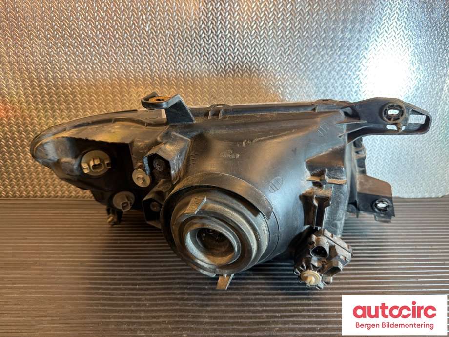 Frontlykt venstre halogen til Mitsubishi Pajero 2000-2006 (Type III) (MITSUBISHI|MN133751|)