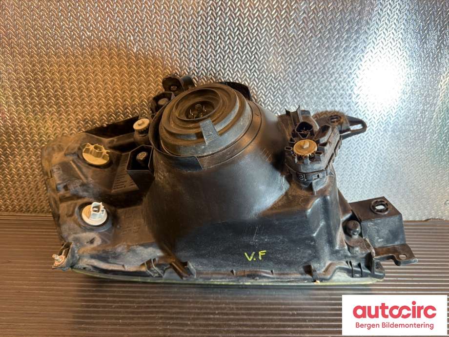Frontlykt venstre halogen til Mitsubishi Pajero 2000-2006 (Type III) (MITSUBISHI|MN133751|)