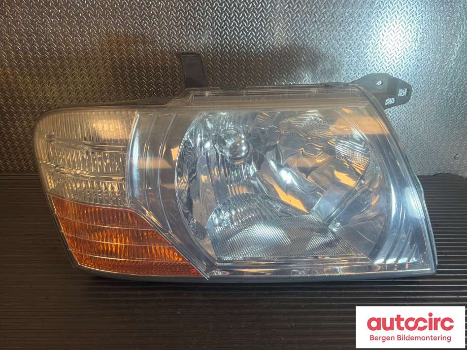 Frontlykt høyre halogen til Mitsubishi Pajero, 2000-2006 (Type III) (MITSUBISHI|MN133752)