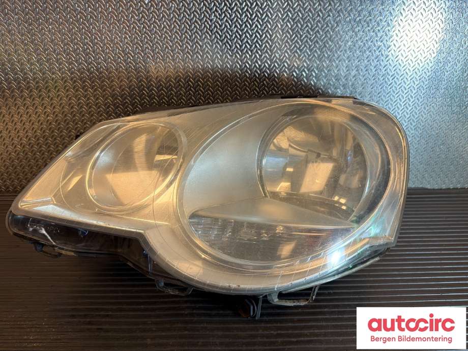 Frontlykt venstre halogen til VW Polo, 2005-2009 (Type IV, Fase 2)  (VOLKSWAGEN|6Q1 941 007 AT)