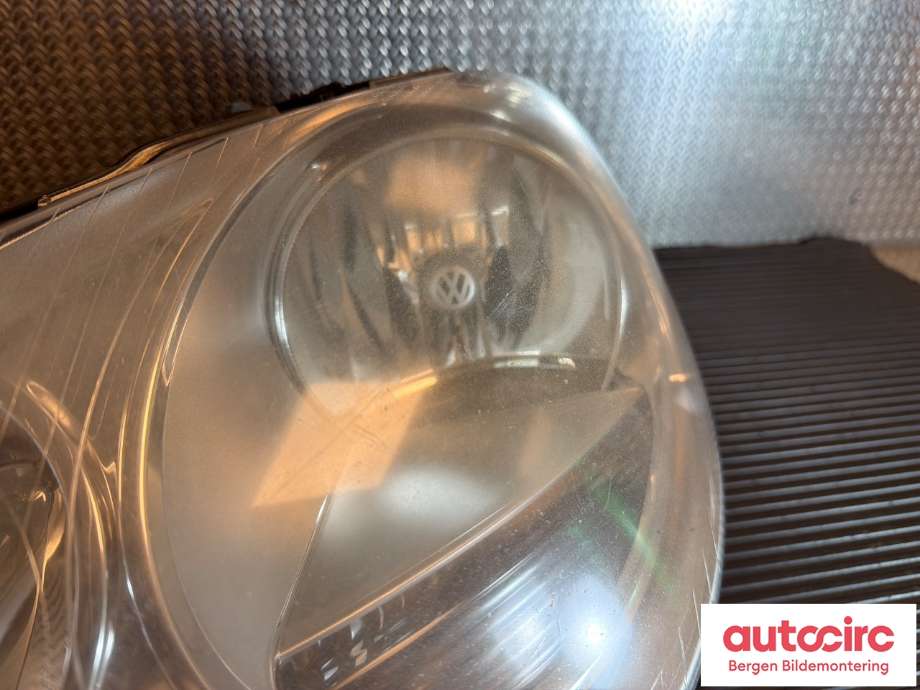 Frontlykt venstre halogen til VW Polo 2005-2009 (Type IV, Fase 2)  (VOLKSWAGEN|6Q1 941 007 AT|)