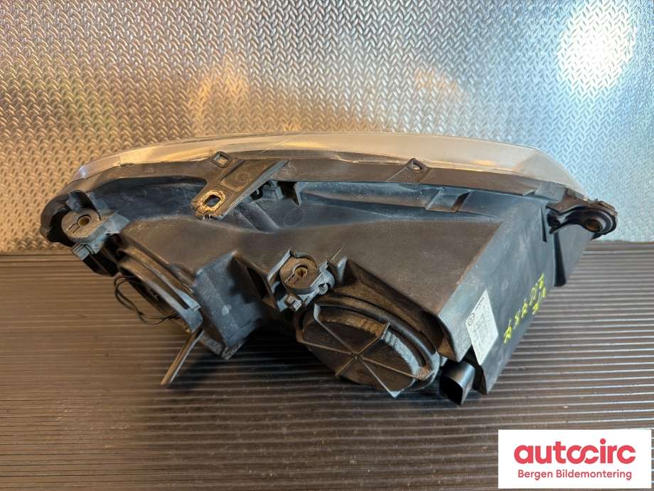 Frontlykt venstre halogen til VW Polo 2005-2009 (Type IV, Fase 2)  (VOLKSWAGEN|6Q1 941 007 AT|)