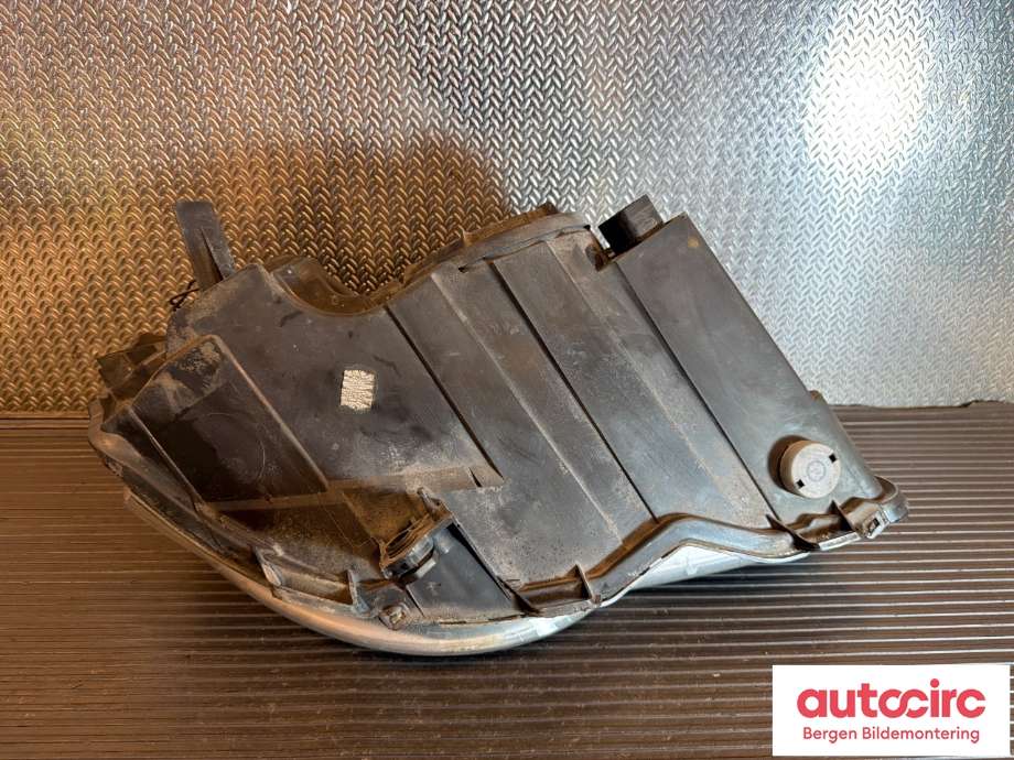Frontlykt venstre halogen til VW Polo 2005-2009 (Type IV, Fase 2)  (VOLKSWAGEN|6Q1 941 007 AT|)