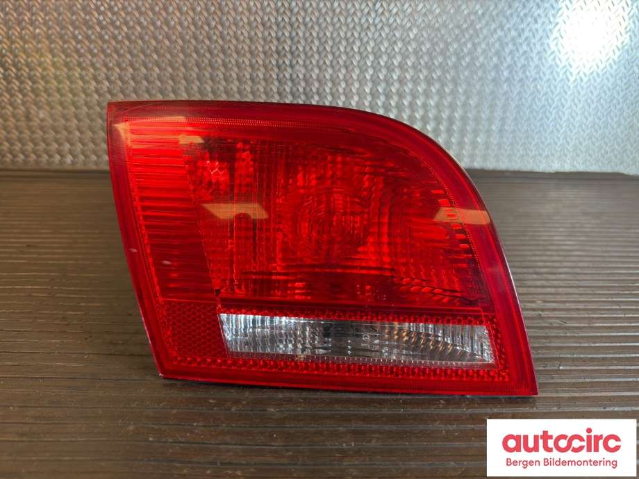 Baklykt venstre indre til Audi A3, 2003-2008 (Type II, Fase 1) (AUDI|8P4 945 093 B)