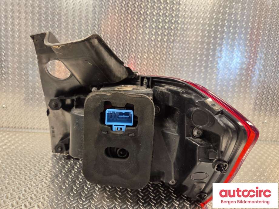 Baklykt venstre til VW Passat 2015-2019 (Fase 1) (B8) (B8) (VOLKSWAGEN|3G9 945 207 J|)