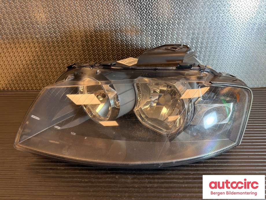 Frontlykt venstre halogen til Audi A3, 2003-2008 (Type II, Fase 1) (AUDI|8P0 941 003 K)