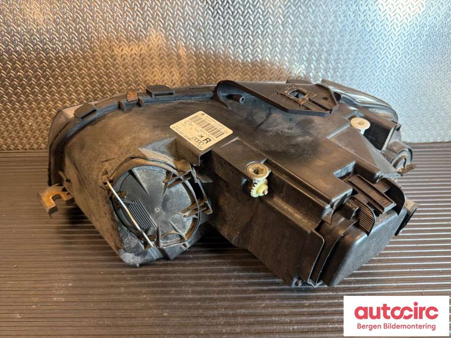Frontlykt høyre halogen til Audi A3 2003-2008 (Type II, Fase 1) (AUDI|8P0 941 004 K|)
