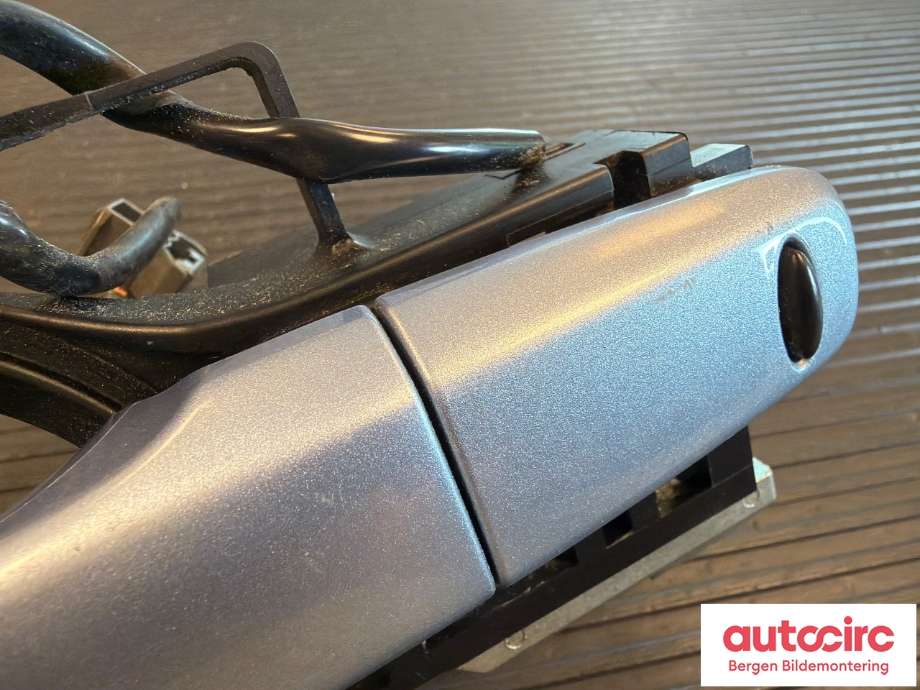 Dørhåndtak utv høyre foran til Mitsubishi Outlander 2012-2015 (Type III, Fase 1)  (MITSUBISHI|5716A014HT|80610W020P|)