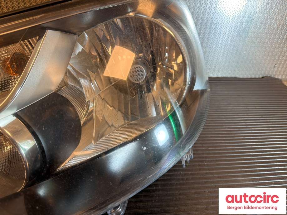 Frontlykt venstre halogen til VW Transporter / Caravelle 2009-2015 (Fase 2) (T5) (T5) (VOLKSWAGEN|7E1 941 015 D|7E1 941 015 T|)