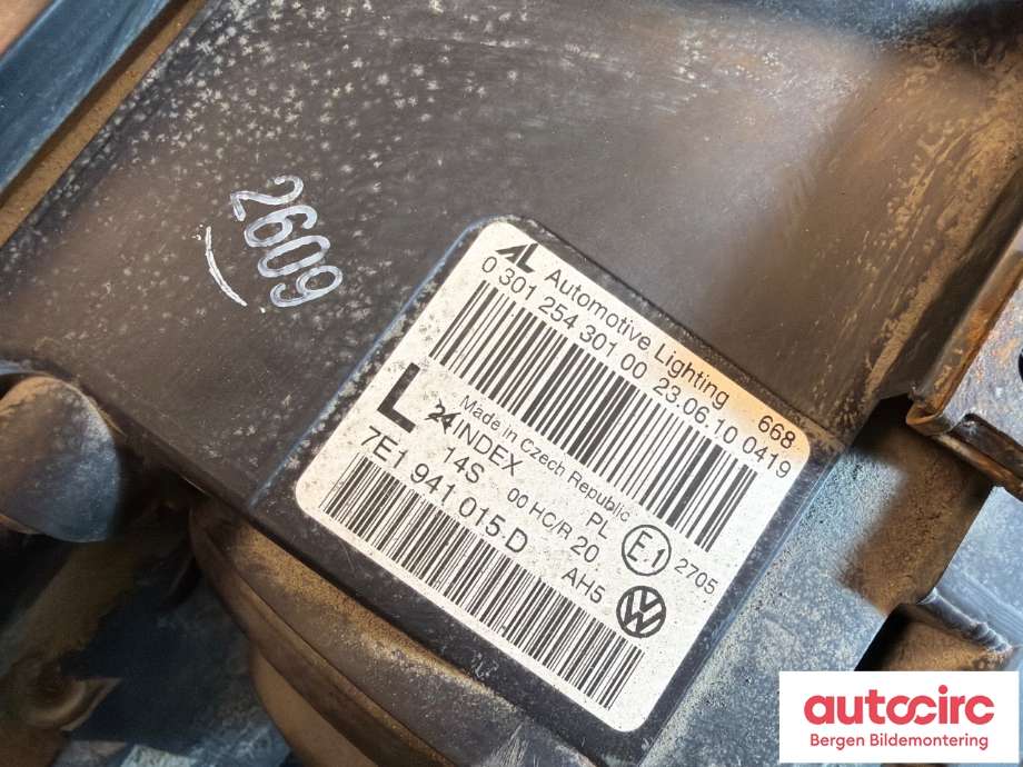Frontlykt venstre halogen til VW Transporter / Caravelle 2009-2015 (Fase 2) (T5) (T5) (VOLKSWAGEN|7E1 941 015 D|7E1 941 015 T|)