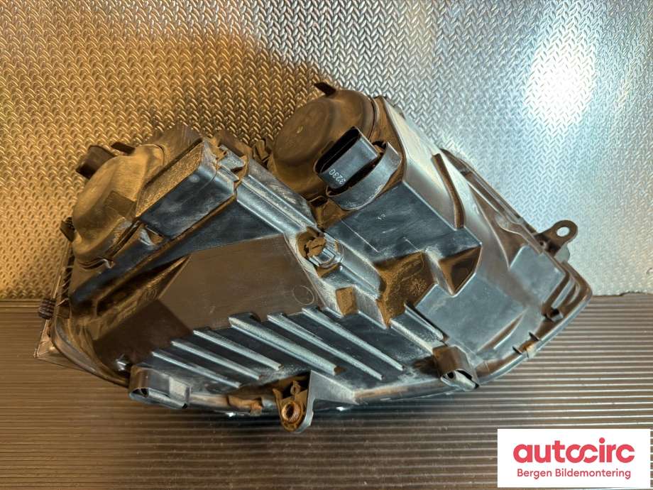 Frontlykt venstre halogen til VW Transporter / Caravelle 2009-2015 (Fase 2) (T5) (T5) (VOLKSWAGEN|7E1 941 015 D|7E1 941 015 T|)