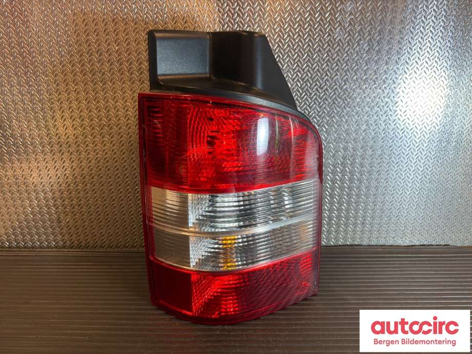 Baklykt venstre til VW Transporter / Caravelle, 2009-2015 (Fase 2) (T5) (T5) (VOLKSWAGEN|7H5 945 095 M)
