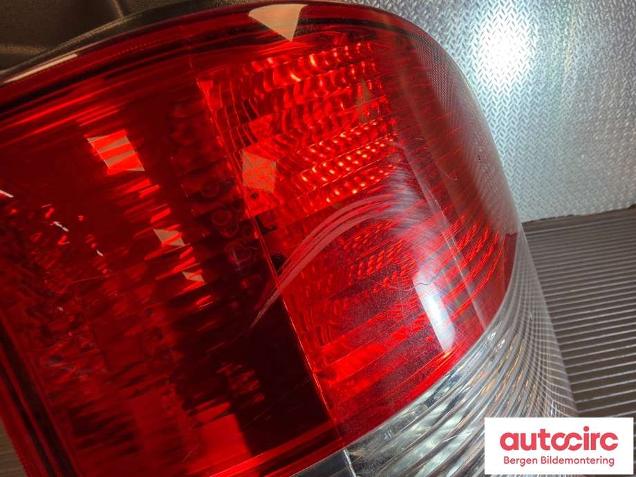 Baklykt venstre til VW Transporter / Caravelle 2009-2015 (Fase 2) (T5) (T5) (VOLKSWAGEN|7H5 945 095 M|)