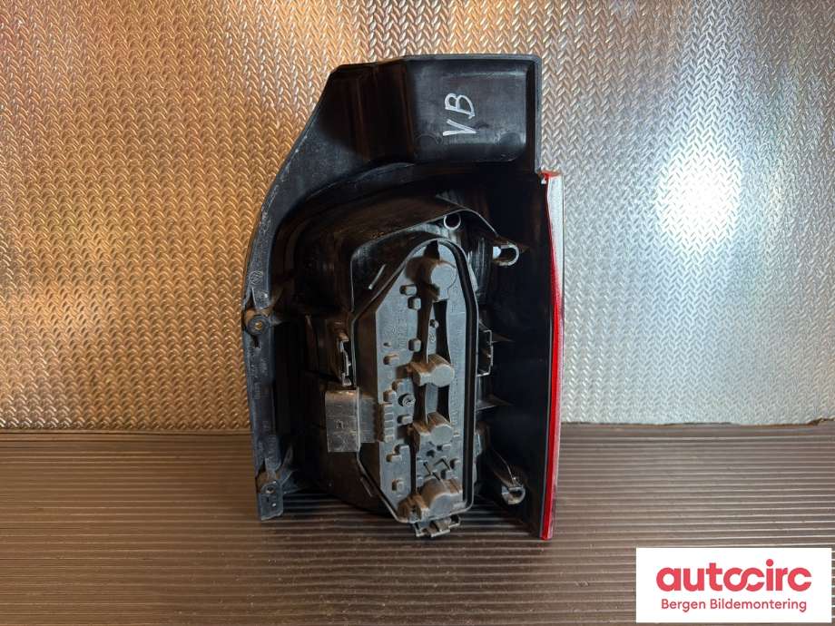 Baklykt venstre til VW Transporter / Caravelle 2009-2015 (Fase 2) (T5) (T5) (VOLKSWAGEN|7H5 945 095 M|)