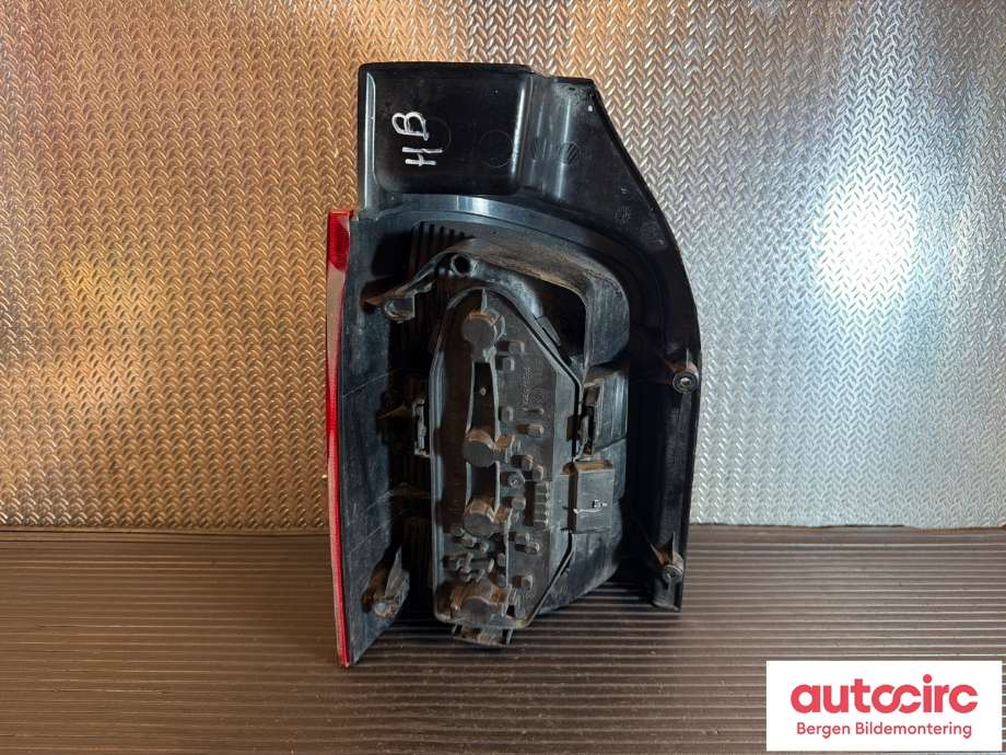 Baklykt høyre til VW Transporter / Caravelle 2009-2015 (Fase 2) (T5) (T5) (VOLKSWAGEN|7H5 945 096 M|)
