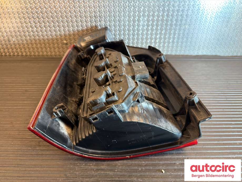 Baklykt høyre til VW Transporter / Caravelle 2009-2015 (Fase 2) (T5) (T5) (VOLKSWAGEN|7H5 945 096 M|)