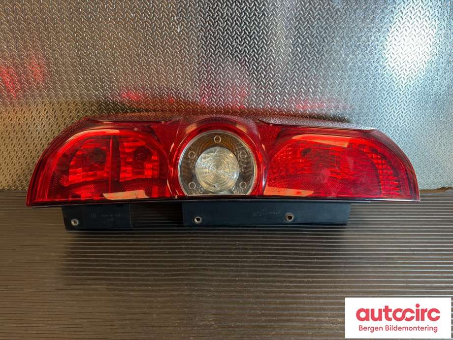 Baklykt venstre til Opel Combo D, 2012-2018  (OPEL|95513787)