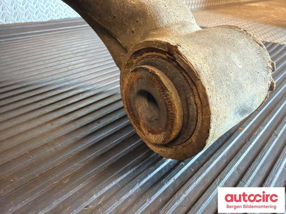 Bærebru venstre foran nedre til Ford Ranger / Ranger Raptor 2015-2022  (FORD|2354160|JB3C-3079-A2C|)