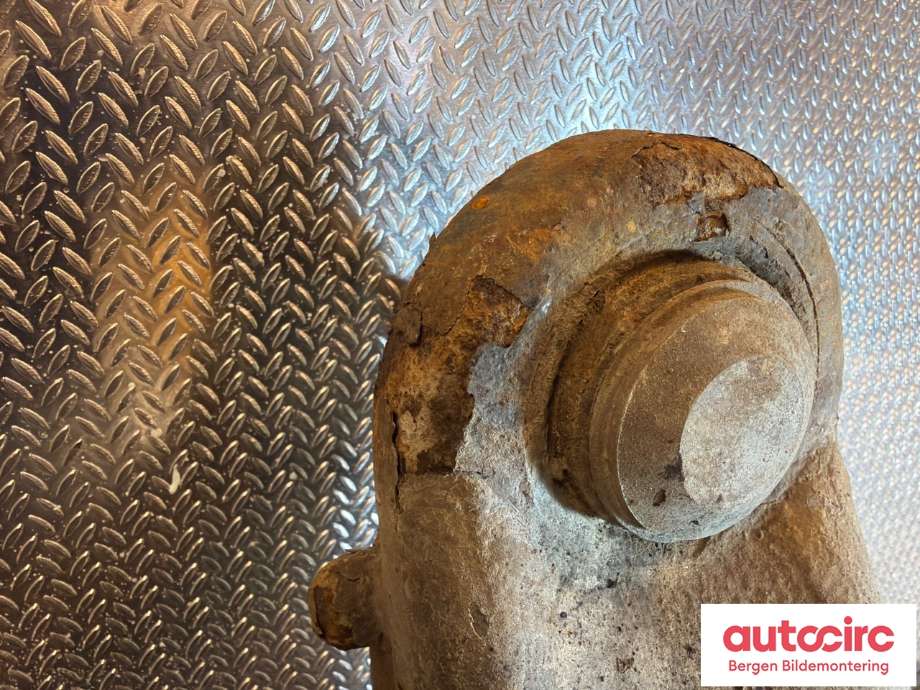 Bærebru venstre foran nedre til Ford Ranger / Ranger Raptor 2015-2022  (FORD|2354160|JB3C-3079-A2C|)