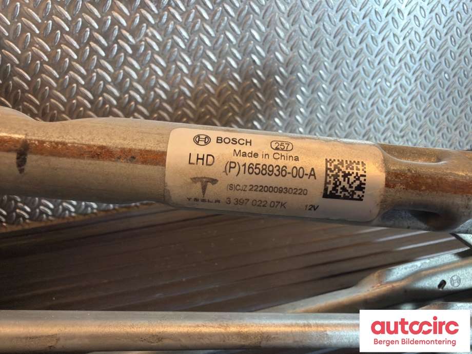 Viskermotor frontrute til Tesla Model Y 2021-2024 (Type I)  (TESLA|1628222-00-A||1658936-00-A)