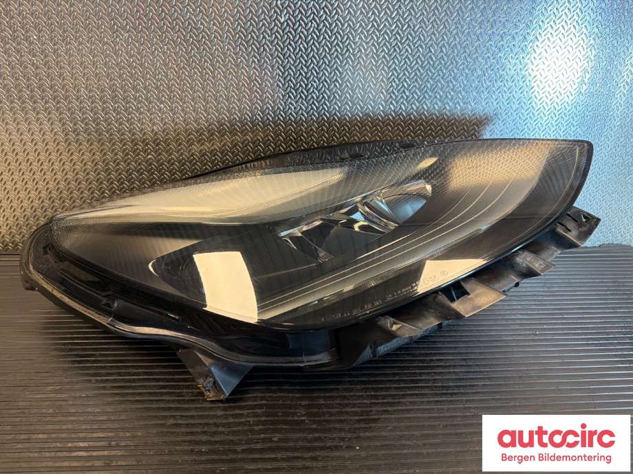 Frontlykt høyre halogen til Tesla Model Y, 2021-2024 (Type I)  (TESLA|1514953-00-D)