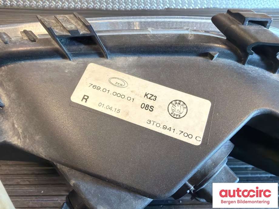 Tåkelykt høyre foran til Škoda Superb 2008-2015 (Type II) (SKODA|3T0 941 702 C||3T0 941 700 C)