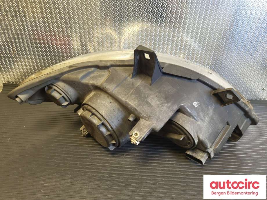Frontlykt venstre halogen til Mercedes Vito/Viano 2010-2014 (Fase 2) (W639) (W639) (MERCEDES|A6398201861|)